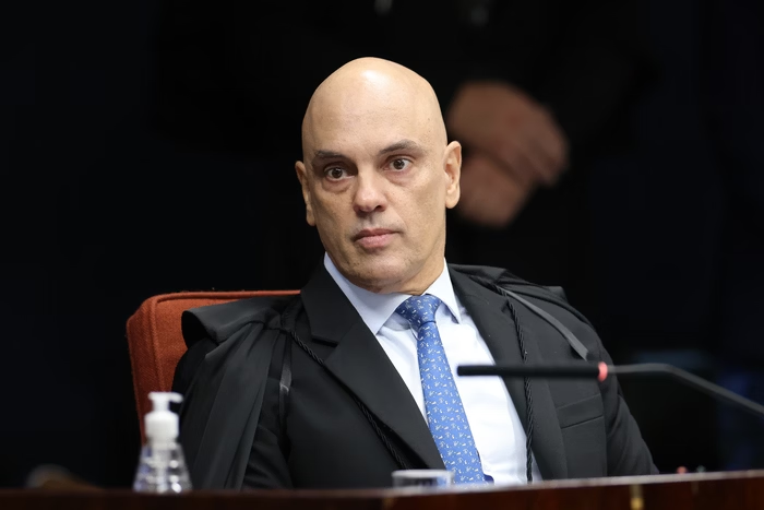 Metropoles's tweet photo. ➡️ Moraes concede prisão domiciliar a acusado de matar Marielle

Moraes determinou o uso obrigatório de tornozeleira eletrônica e impôs diversas restrições

Leia na coluna de @PauloCappelli_: https://t.co/ILZekAr70m https://t.co/eaFnNdMECG