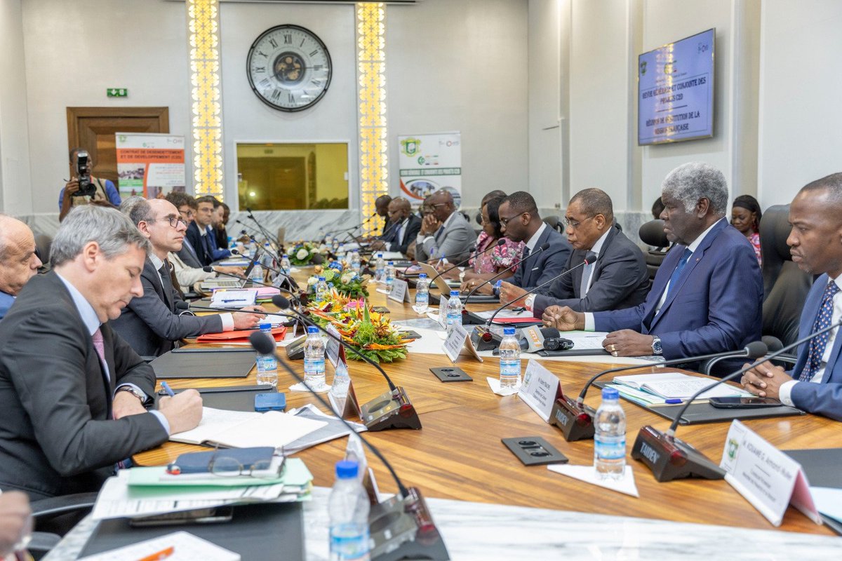 Gouvciofficiel's tweet photo. #Économie | C2D/ Réunion de restitution de la mission française : la Côte d'Ivoire et la France satisfaites du niveau d'exécution des projets 

Abidjan, le 11 avril 2025 – Une réunion de restitution d'une mission française présente à Abidjan, dans le cadre de la revue générale et conjointe des projets C2D (Contrat de Désendettement et de Développement), s'est tenue, ce vendredi 11 avril 2025 à la Primature sise à Abidjan-Plateau. Au cours de cette rencontre, les parties ivoirienne et française ont exprimé leurs satisfactions du niveau d'exécution des projets C2D.

En savoir plus : https://t.co/QYqXzRbbne

#CICG #GouvCI
