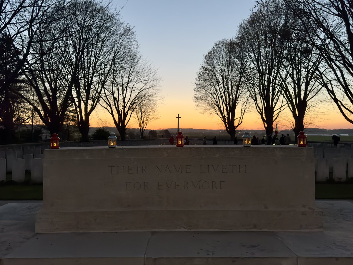 Vigil tonight at the military cemetery of La Chaudière in Vimy, to pay tribute to all these heroes, but also to John Pattison, decorated with the Victoria Cross 🇨🇦