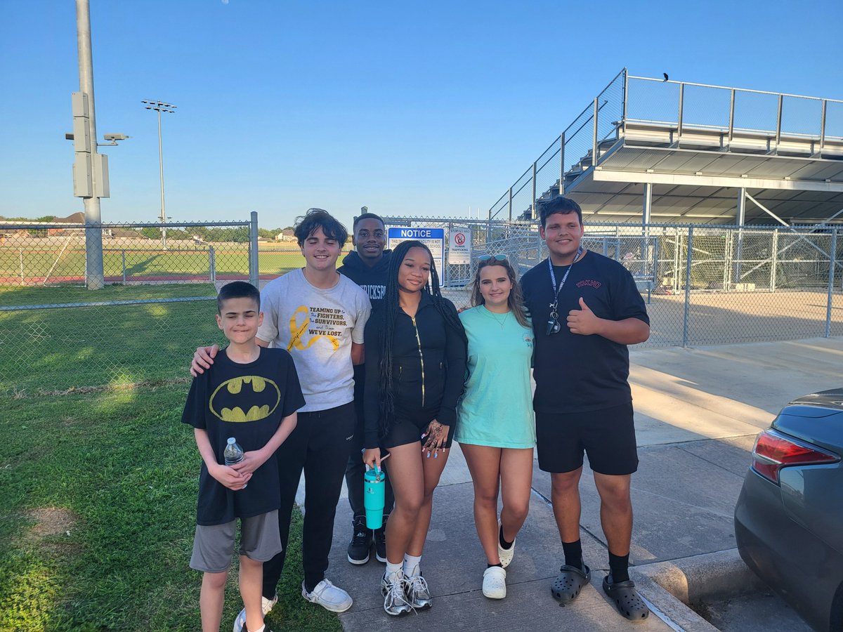 CySpringsHS's tweet photo. Shoutout to our amazing student volunteers! Thank you for dedicating your time to support Cy-Fair ISD Special Olympics Track practice. Our Panthers are making a real difference๐๐พ #AllDayEveryDay #CySpringsHS https://t.co/7JTTNsagTS