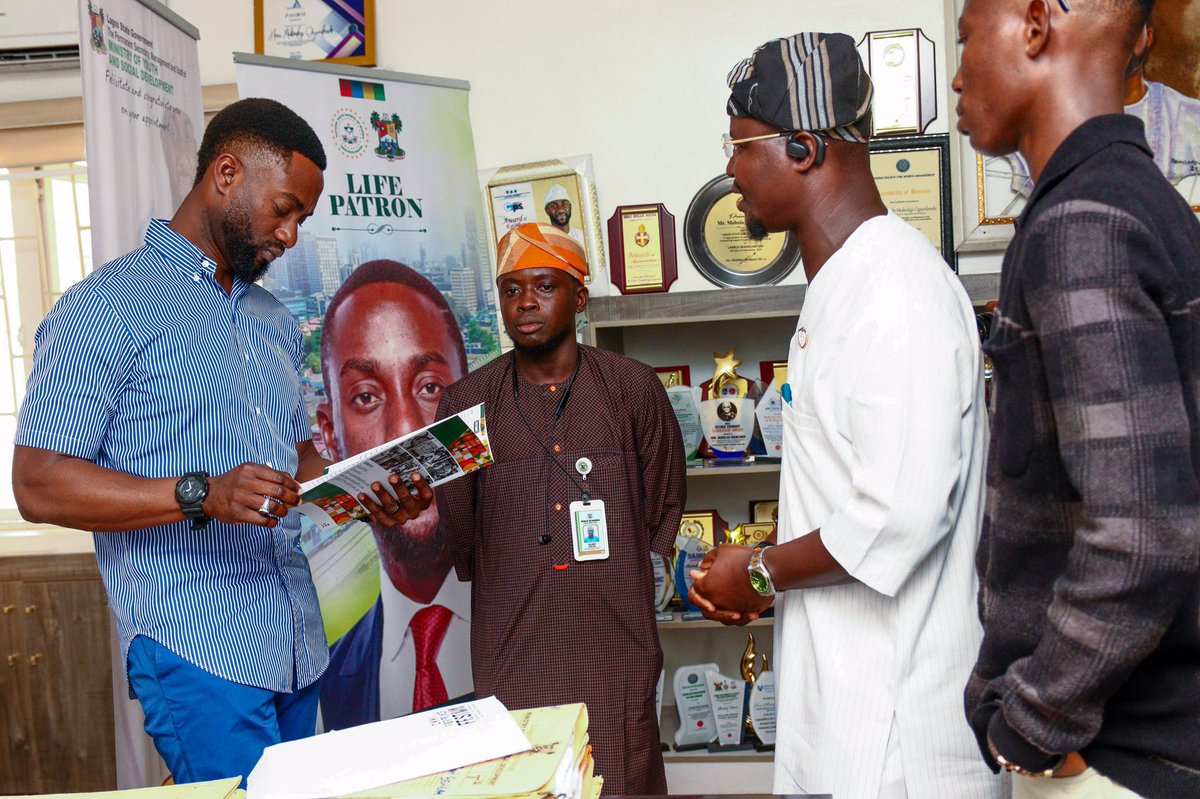 AOCNIG's tweet photo. Earlier Yesterday we had the Honor of presenting the Report of the Cook for peace Festival put together by the team to the Honorable Commissioner of youth &amp; social development Hon @bolajiogunlende &amp; the SSA on youth &amp; Mobilization Hon @alabiopeyemiola .
The Future is Now . https://t.co/2ymBjv8KdD