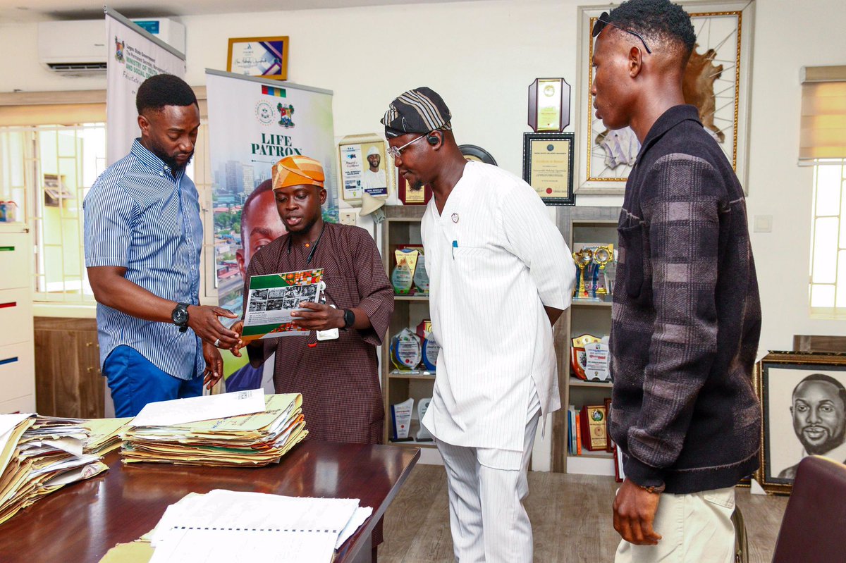 AOCNIG's tweet photo. Earlier Yesterday we had the Honor of presenting the Report of the Cook for peace Festival put together by the team to the Honorable Commissioner of youth &amp; social development Hon @bolajiogunlende &amp; the SSA on youth &amp; Mobilization Hon @alabiopeyemiola .
The Future is Now . https://t.co/2ymBjv8KdD