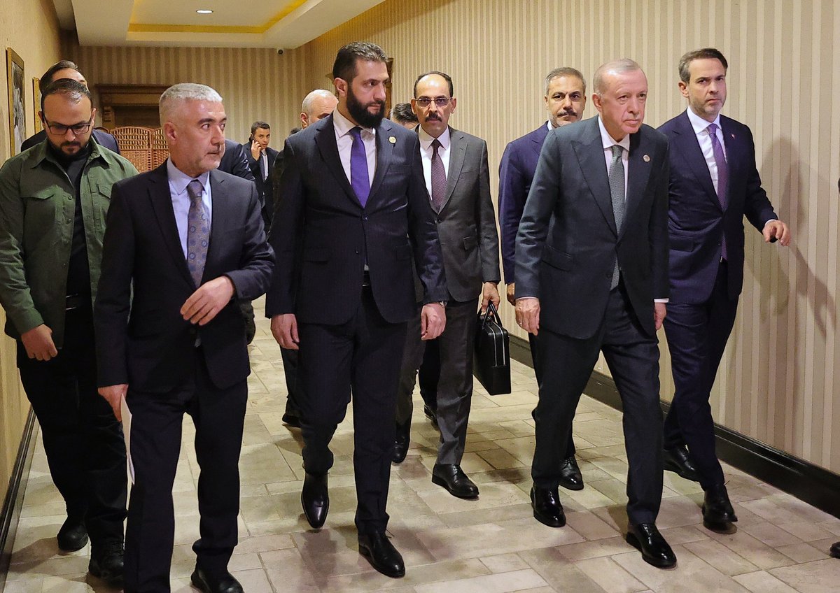 SyPresidency's tweet photo. رئيس الجمهورية التركية السيد رجب طيب أردوغان يرافق رئيس الجمهورية العربية السورية السيد أحمد الشرع في وداع رسمي عقب انتهاء أعمال منتدى أنطاليا ال��بلوماسي

#رئاسة_الجمهورية_العربية_السورية https://t.co/KBFjpVBzqF