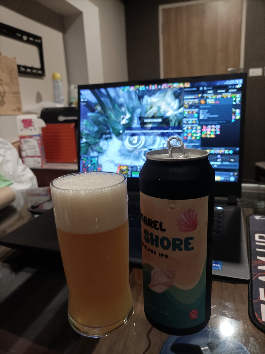 fourtakorn's tweet photo. Umbrel - Off Shore New England IPA 6.4%abv
ก่อนดื่มเค้าบอกเบียร์มีรสหวานนิดหน่อย แต่พอดื่มไปก็หวานฮอปเฉยๆ กลิ่นทรอปิคอลออกpiney dunkแนวนั้นคือผลไม้ชัดๆแต่จะมึนๆเมาๆกลิ่นยางสนก็คือใช่เลยบอดี้กลางๆหนืดไม่เยอะแต่รสมะม่วงสุกชัดเจนafterทิ้งรสผลไม้หวานไว้ขมไม่ลากยาวอันนี้ใช้น้ำยีสไทยนะ https://t.co/vDSsFlndha