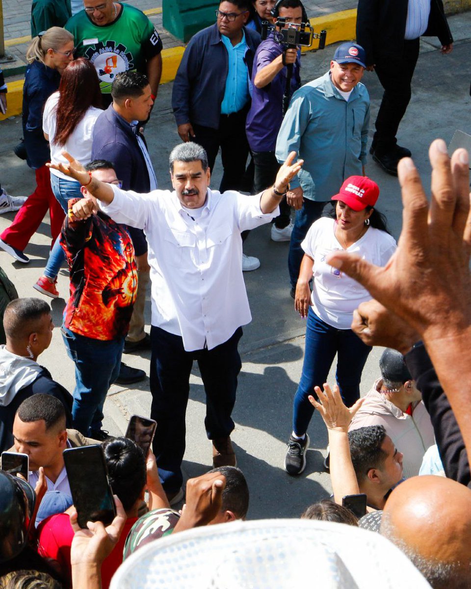 mariareyes91291's tweet photo. Maravilloso encuentro! Dios bendiga a mi gente de la carretera vieja, en ‘El Limón’ y ‘Nuevo Día’, en la parroquia Sucre, son lugares que me traen bonitos recuerdos. @NicolasMaduro #sucre #Ellimon https://t.co/qaF1mlL65e