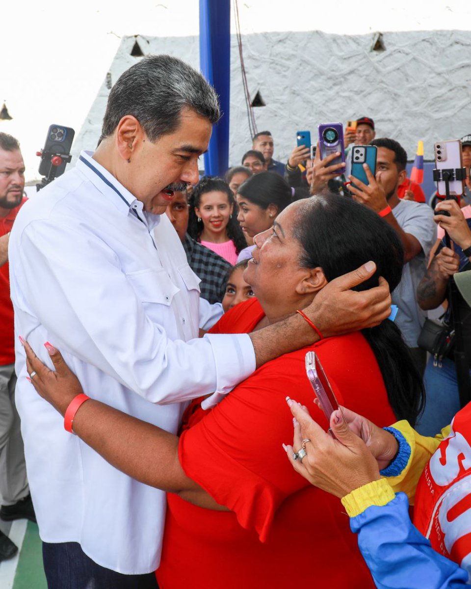 mariareyes91291's tweet photo. Maravilloso encuentro! Dios bendiga a mi gente de la carretera vieja, en ‘El Limón’ y ‘Nuevo Día’, en la parroquia Sucre, son lugares que me traen bonitos recuerdos. @NicolasMaduro #sucre #Ellimon https://t.co/qaF1mlL65e