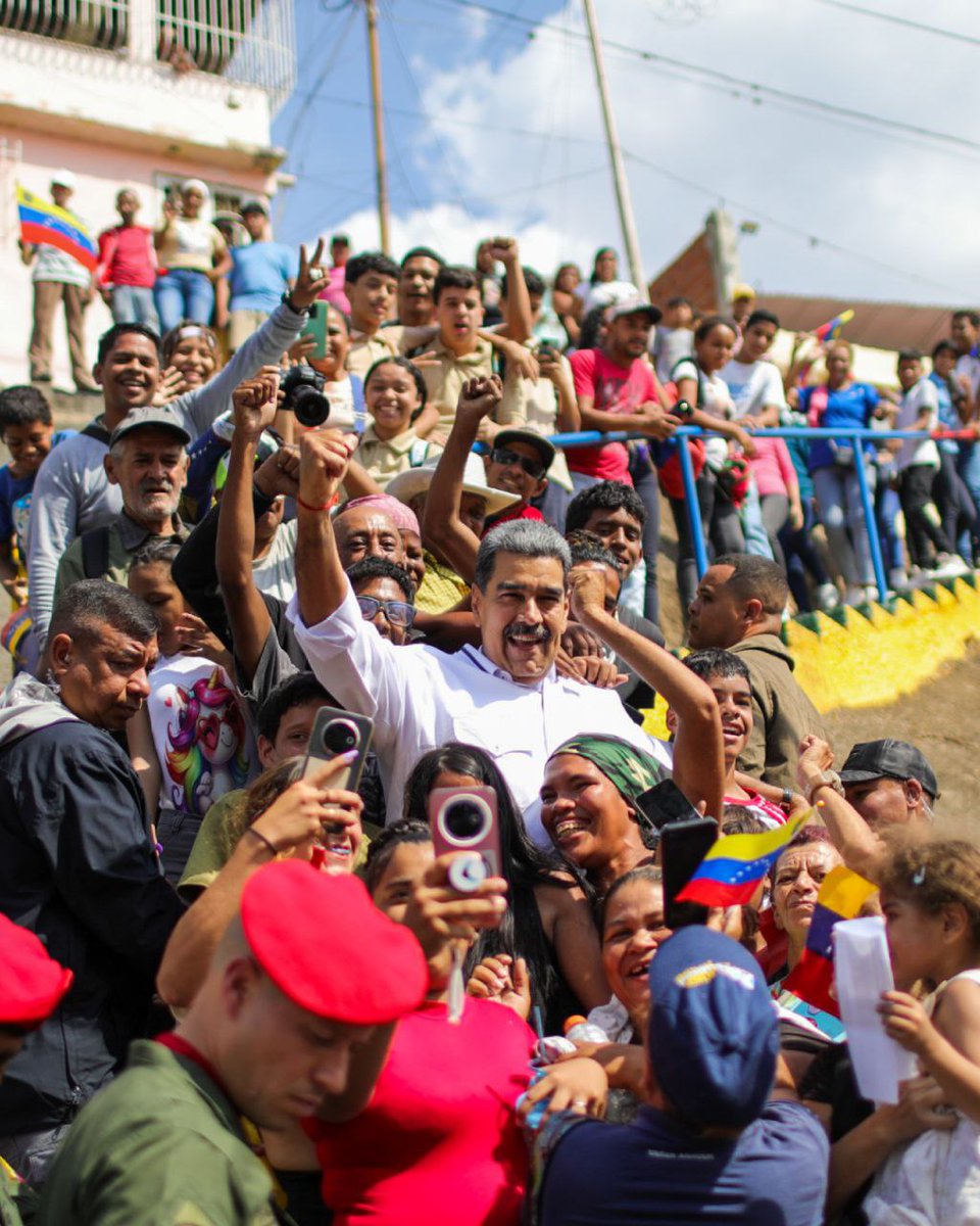 mariareyes91291's tweet photo. Maravilloso encuentro! Dios bendiga a mi gente de la carretera vieja, en ‘El Limón’ y ‘Nuevo Día’, en la parroquia Sucre, son lugares que me traen bonitos recuerdos. @NicolasMaduro #sucre #Ellimon https://t.co/qaF1mlL65e