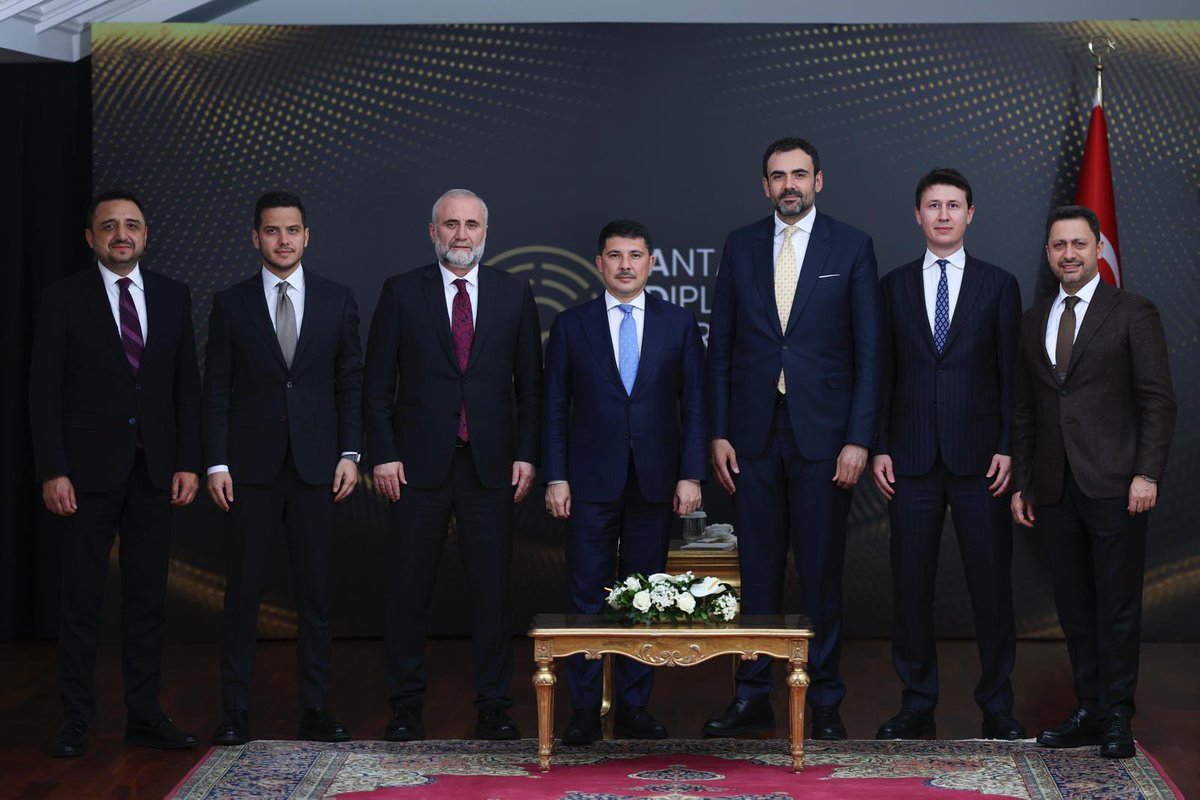 Sadece turizmin değil diplomasinin de başkenti Antalya...

#AntalyaDiplomasiForumu dünyanın bir ucundan diğer ucuna dünya siyasetine yön veren isimlerin buluşma noktası oldu. 

Türkiye bir kez daha sorunlara değil çözümlere ev sahipliği yapıyor. #ADF2025