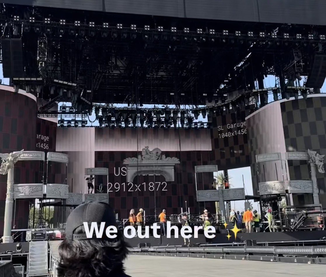 THE DETAILS OF HER STAGE OH MY GOD