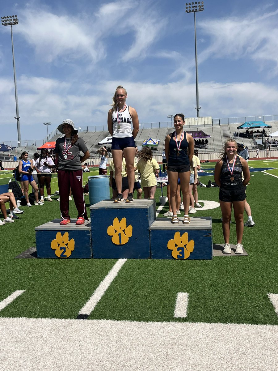 lhsrebelstrack's tweet photo. Ana is regionals bound in pole vault!! https://t.co/Gm3iLqcn0m