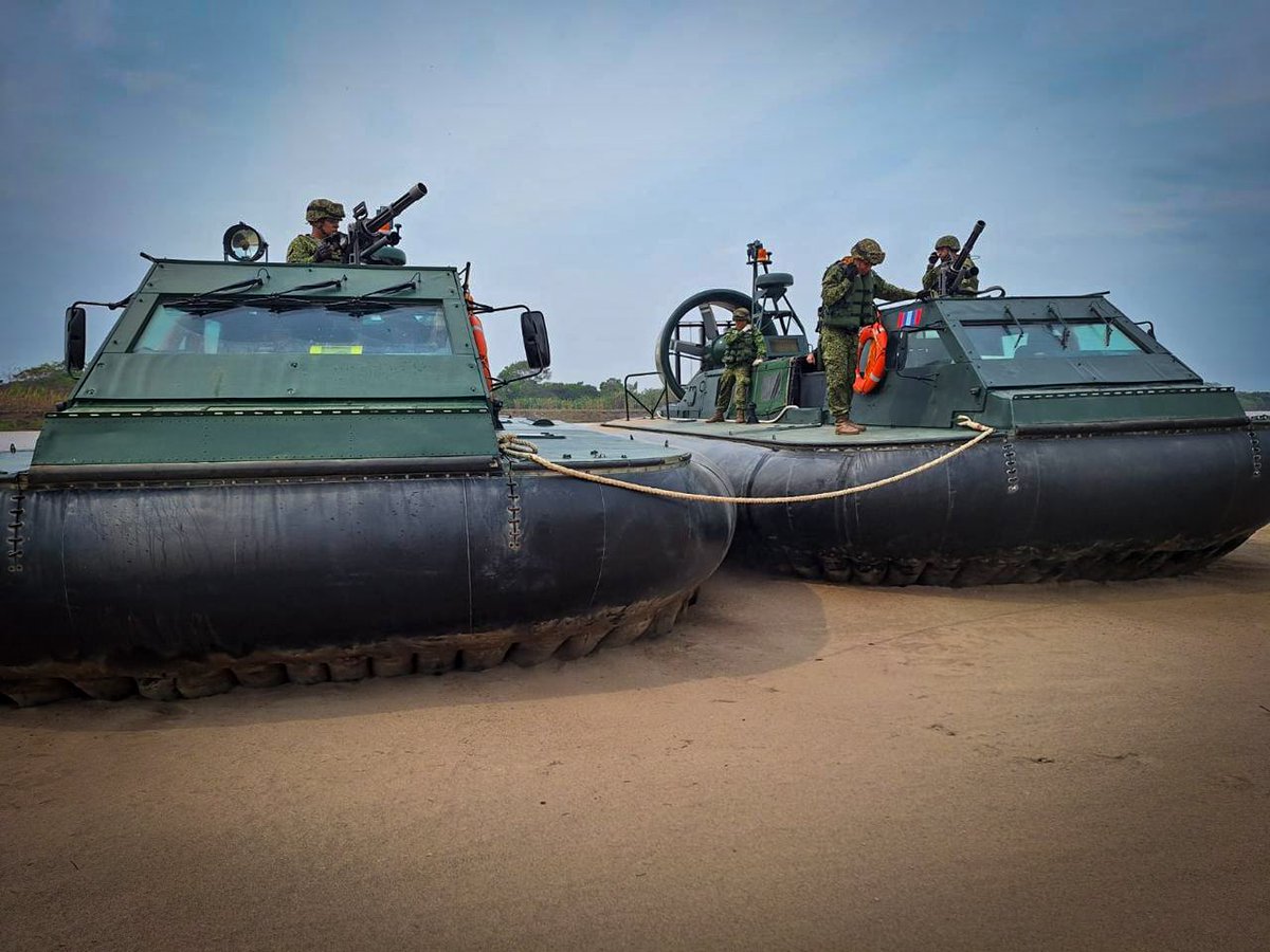 FNO_ArmadaCol's tweet photo. 🔧⚓ En Arauca: La @ArmadaColombia, a través del Centro de Evaluación y Certificación de la Flota (CECEF), inspeccionó y certificó las HOVERCRAFT del #BFLIM52. Estas acciones fortalecen la capacidad operativa de la y garantizan el alistamiento de nuestras unidades fluviales. 💪🌊 https://t.co/5SbFWjbgW8