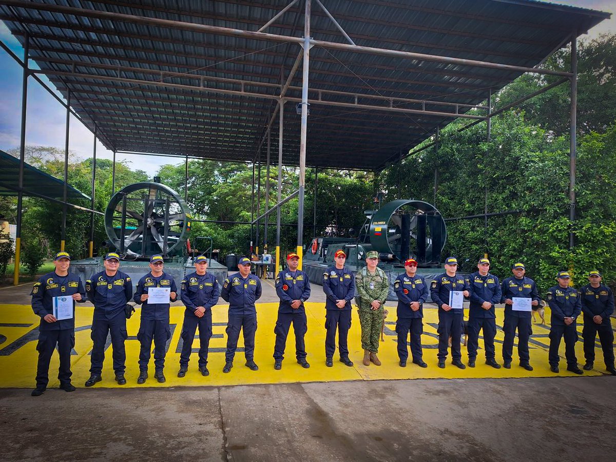 FNO_ArmadaCol's tweet photo. 🔧⚓ En Arauca: La @ArmadaColombia, a través del Centro de Evaluación y Certificación de la Flota (CECEF), inspeccionó y certificó las HOVERCRAFT del #BFLIM52. Estas acciones fortalecen la capacidad operativa de la y garantizan el alistamiento de nuestras unidades fluviales. 💪🌊 https://t.co/5SbFWjbgW8