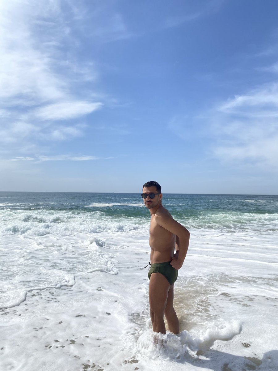 Primeiro dia de praia 
- A praia só para mim
- A apanhar sol 
- 1 banho de 2025
