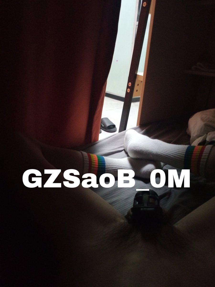 如果你住青旅时，打开房门或掀开床帘，发现一条脱光衣服穿着白袜的贱狗，你会是什么反应？
​lg:期待被直男室友发现后狠狠羞辱和调教