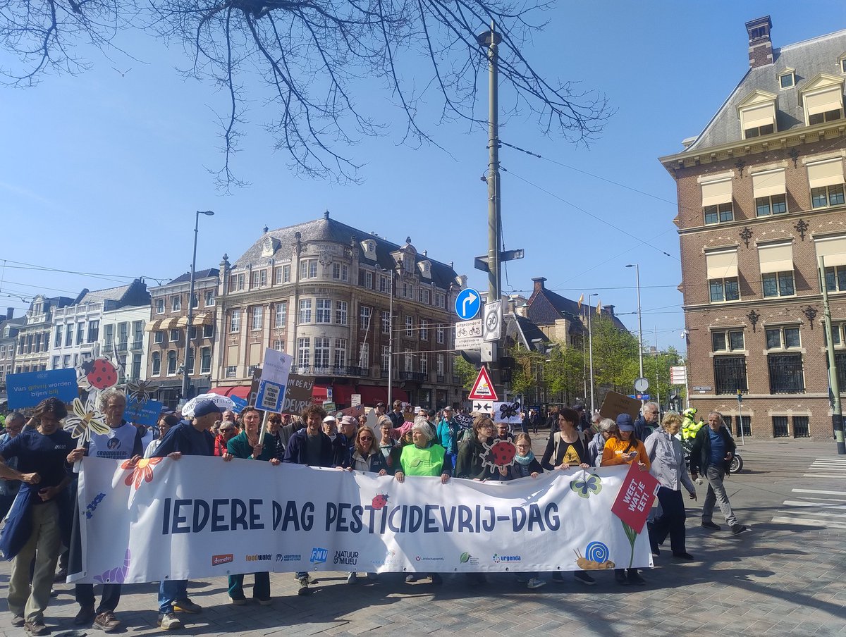 Voedsel Anders NL (@voedselanders) on Twitter photo Goede pesticide-vrij demonstratie vandaag in Den Haag op Wereld Parkinson Dag. Indrukwekkende sprekers, verontruste artsen, Parkinson patiënten, vernieuwende boeren, liefhebbers van gezond eten, natuur, gezonde bodem en schoon water. Goede pesticide-vrij demonstratie vandaag in Den Haag op Wereld Parkinson Dag. Indrukwekkende sprekers, verontruste artsen, Parkinson patiënten, vernieuwende boeren, liefhebbers van gezond eten, natuur, gezonde bodem en schoon water.