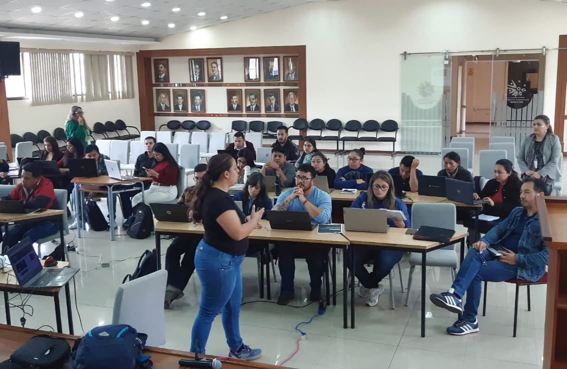PlanificacionEc's tweet photo. 📍#Cuenca | @PlanificacionEc Zona 6️⃣ inició el proceso de capacitaciones a los gobiernos locales para el ingreso de información al #SIGAD, correspondiente a la planificación, programación y avances, relativo al cumplimiento de metas del #PDOT, ejercicio fiscal 2024. https://t.co/3F3BTtuxmT
