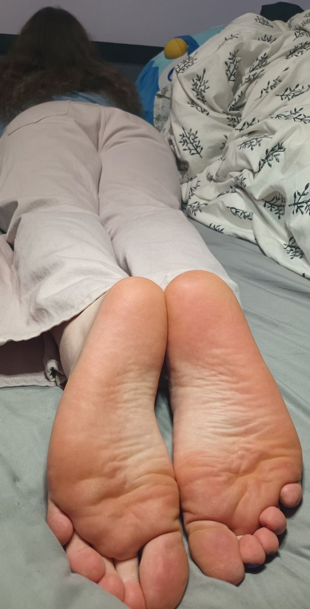 HexQueenXIV's tweet photo. Another feet friday, another pic to drive you all wild~ 🤭

Played around with how I take pics for this on with lighting and setting up different angles to try and get it to look how I wanted and I think it payed off! https://t.co/3CpfHQaPKv