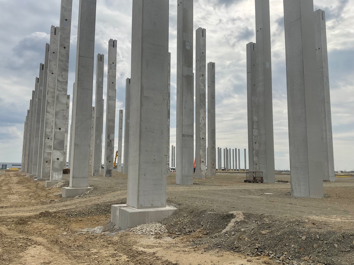 alsi9cu3's tweet image. The future is taking shape. Concrete, dust, and political promises that stand tall like these pillars — aiming high, but nothing around them yet. #politicalpromises #greenwashing #futurebuilders #sustainabledevelopment