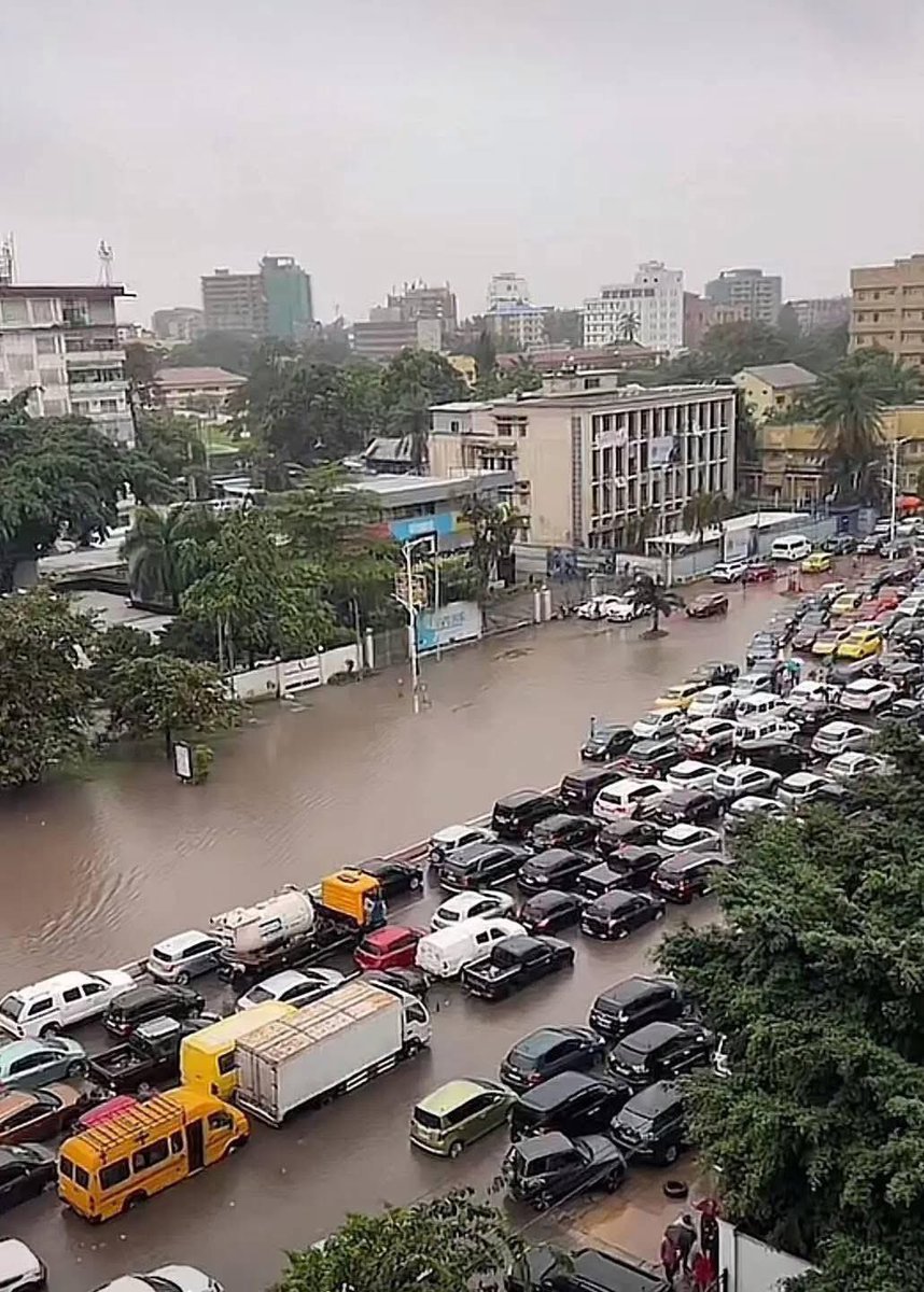 PlotinYambenga's tweet photo. Kinshasa : De Nouvelles inondations signalées dans plusieurs quartiers après la pluie qui s’est abattue ce vendredi dans l’après-midi. https://t.co/yTqniL1GuB