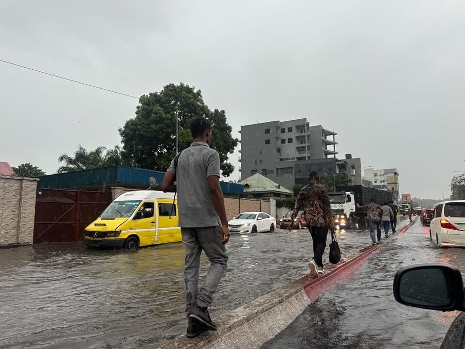 PlotinYambenga's tweet photo. Kinshasa : De Nouvelles inondations signalées dans plusieurs quartiers après la pluie qui s’est abattue ce vendredi dans l’après-midi. https://t.co/yTqniL1GuB