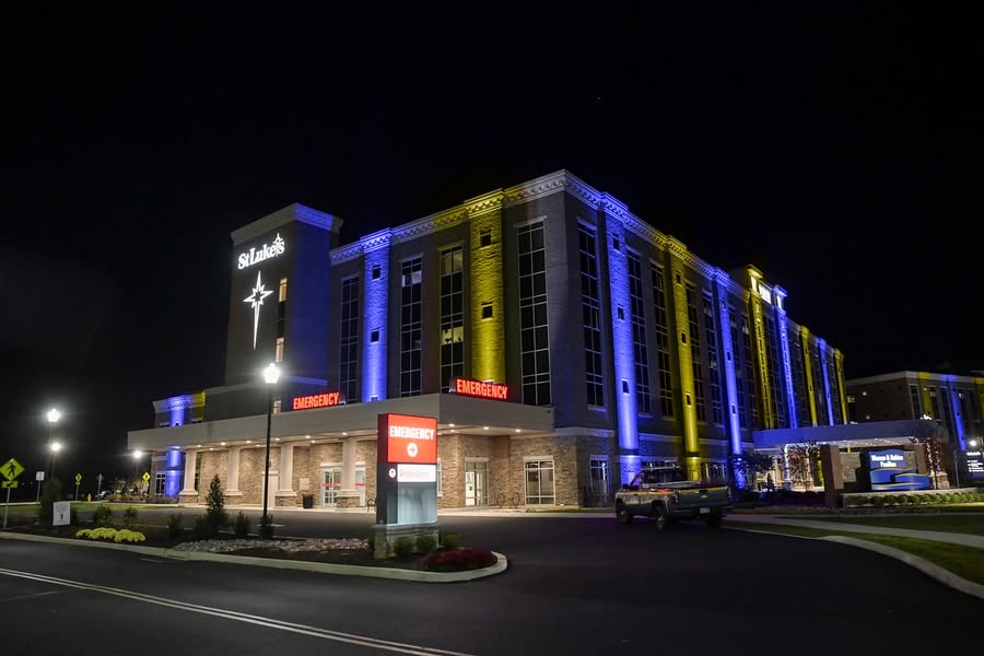 mystlukes's tweet photo. Today, our campuses will shine blue and green in honor of National Donate Life Month. St. Luke’s works with national partners to increase awareness of the importance of organ, eye, and tissue donation. To register click here: https://t.co/0v4rC3QQu3
#StLukesProud https://t.co/VpGxdBpdxC