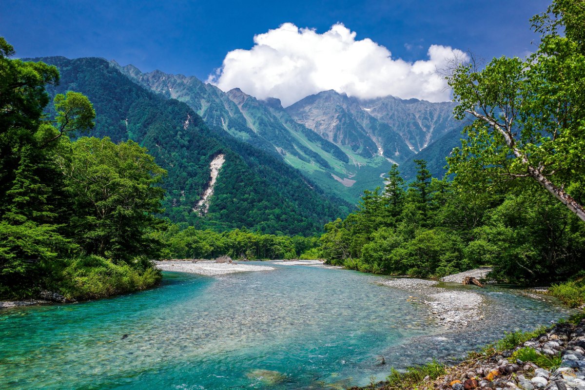 Kamikochi, a scenic valley in the Northern Alps, offers stunning views of snow-capped peaks and crystal-clear rivers. This protected area is a haven for hikers and nature lovers, with well-marked trails and serene campgrounds. #Kamikochi #HikingJapan