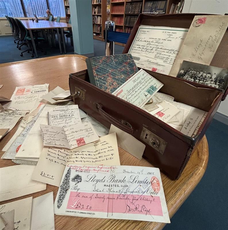 This suitcase belonged to the Treasurer of Nebo Chapel, Glyncorrwg and was filled to the brim with a variety of documents!

[Ref: D/D Ind/59)

#ExploreArchives #ExploreYourArchives