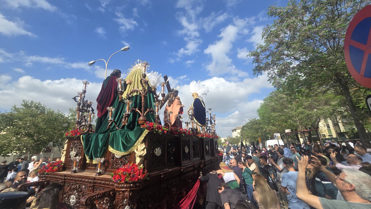 ByE_PoligonoSur's tweet photo. #SomosBendiciónyEsperanza
#HumildadyCaridad
#ByE25
🟢⚫ Avanzamos camino de la Avenida de Las Letanías con nuestra Madrina @HdadCarreteria junto al paso de Bendición y Esperanza.
#ViernesDeDolores25
#BendiciónyEsperanza #SalyLuz #PolígonoSur
#HumildadyCaridadDelPolígonoSur https://t.co/kKcdnHKxni