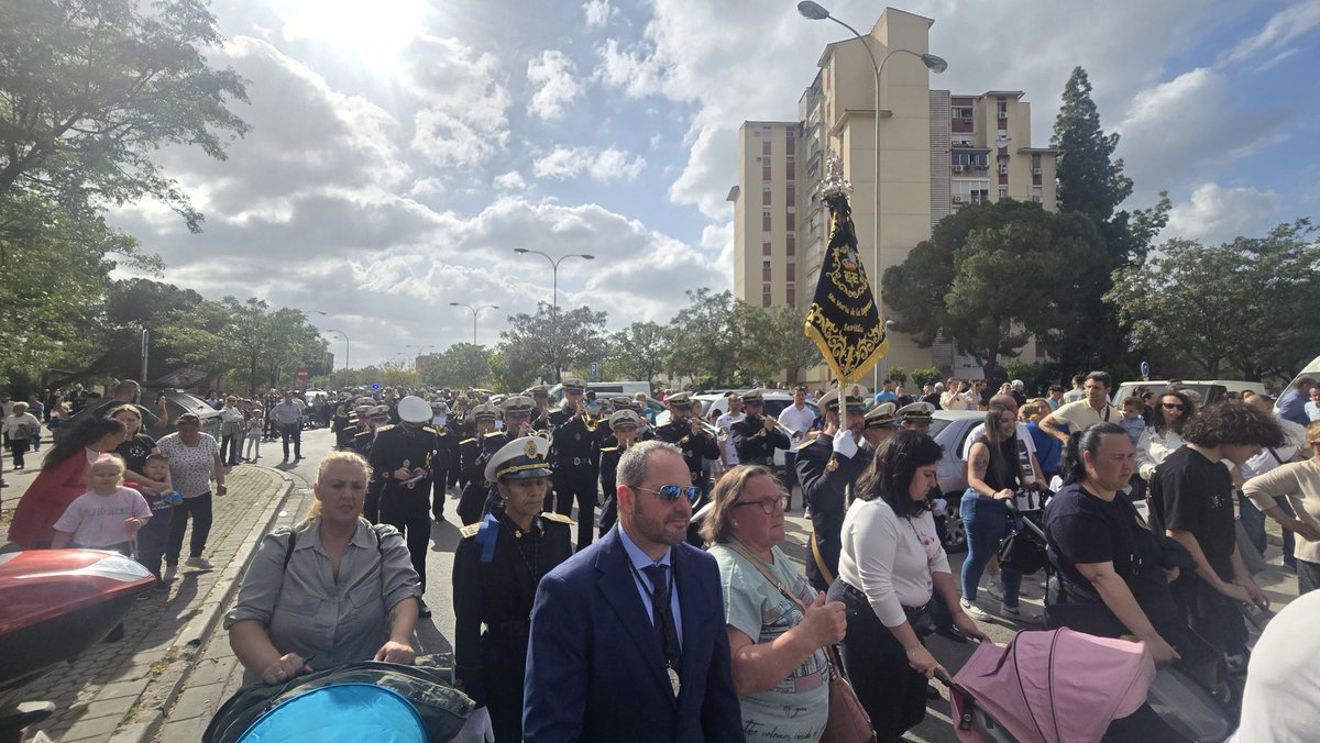ByE_PoligonoSur's tweet photo. #SomosBendiciónyEsperanza
#HumildadyCaridad
#ByE25
🟢⚫ Avanzamos camino de la Avenida de Las Letanías con nuestra Madrina @HdadCarreteria junto al paso de Bendición y Esperanza.
#ViernesDeDolores25
#BendiciónyEsperanza #SalyLuz #PolígonoSur
#HumildadyCaridadDelPolígonoSur https://t.co/kKcdnHKxni