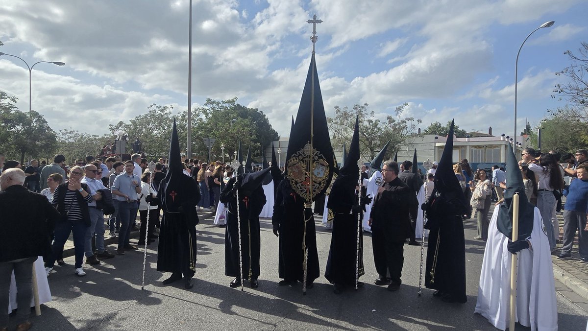 ByE_PoligonoSur's tweet photo. #SomosBendiciónyEsperanza
#HumildadyCaridad
#ByE25
🟢⚫ Avanzamos camino de la Avenida de Las Letanías con nuestra Madrina @HdadCarreteria junto al paso de Bendición y Esperanza.
#ViernesDeDolores25
#BendiciónyEsperanza #SalyLuz #PolígonoSur
#HumildadyCaridadDelPolígonoSur https://t.co/kKcdnHKxni