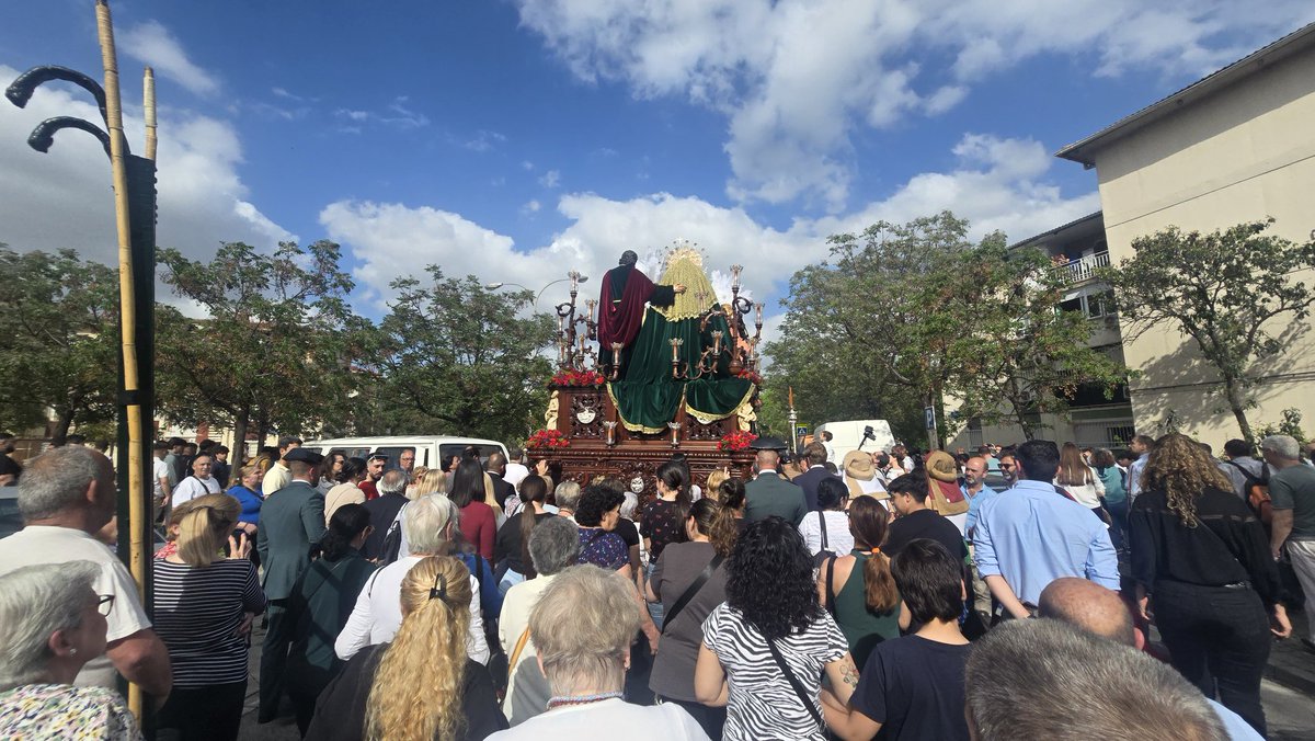 ByE_PoligonoSur's tweet photo. #SomosBendiciónyEsperanza
#HumildadyCaridad
#ByE25
🟢⚫ Avanzamos camino de la Avenida de Las Letanías con nuestra Madrina @HdadCarreteria junto al paso de Bendición y Esperanza.
#ViernesDeDolores25
#BendiciónyEsperanza #SalyLuz #PolígonoSur
#HumildadyCaridadDelPolígonoSur https://t.co/kKcdnHKxni