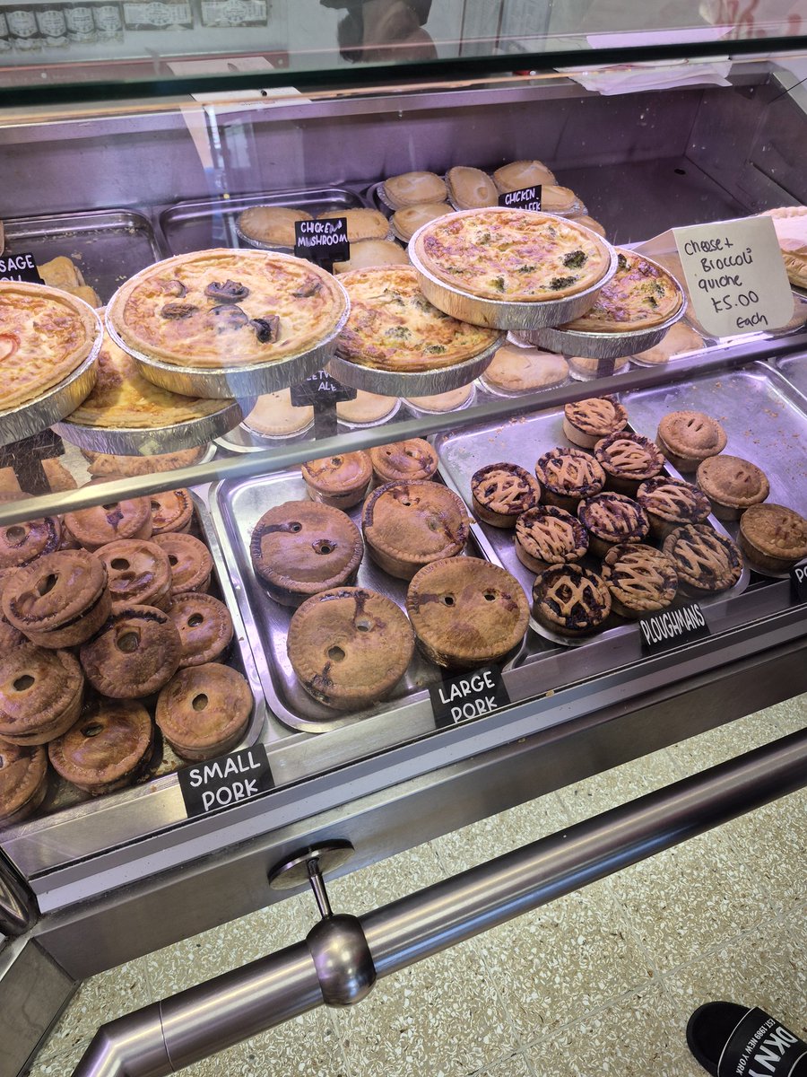 thelifeofpies's tweet image. Got to keep the @josephsgoal fed. This time it is pork pies from the legendary Cowards of Frodsham 😍😍😍 #pie #porkpie