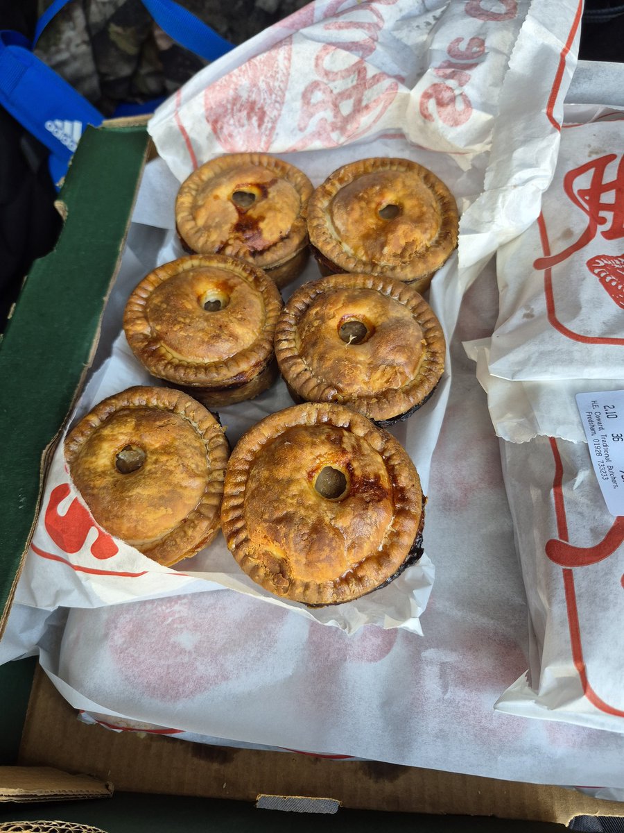 thelifeofpies's tweet image. Got to keep the @josephsgoal fed. This time it is pork pies from the legendary Cowards of Frodsham 😍😍😍 #pie #porkpie