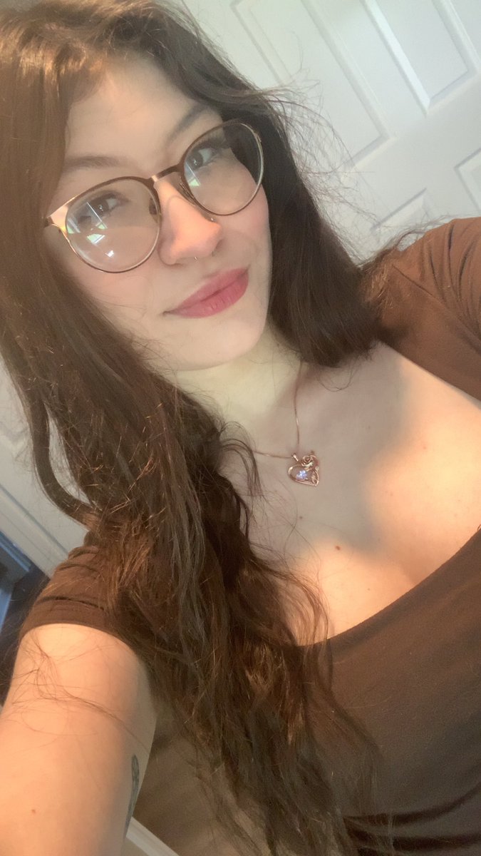 my hair stay messy but hiiii 🌸🌸