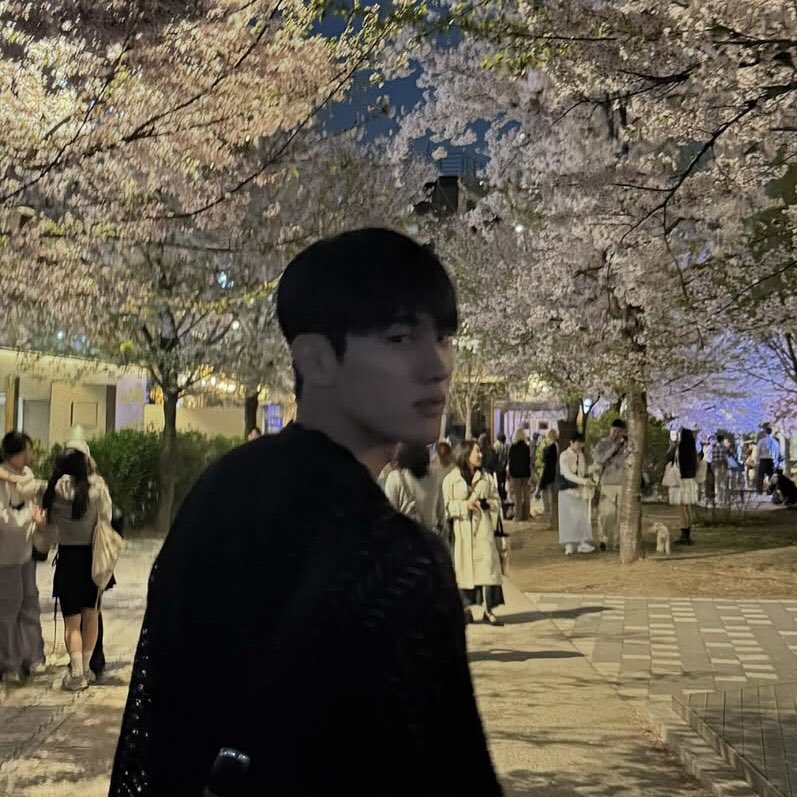 벚꽃 date with #HongMingi

Day                                                            Night