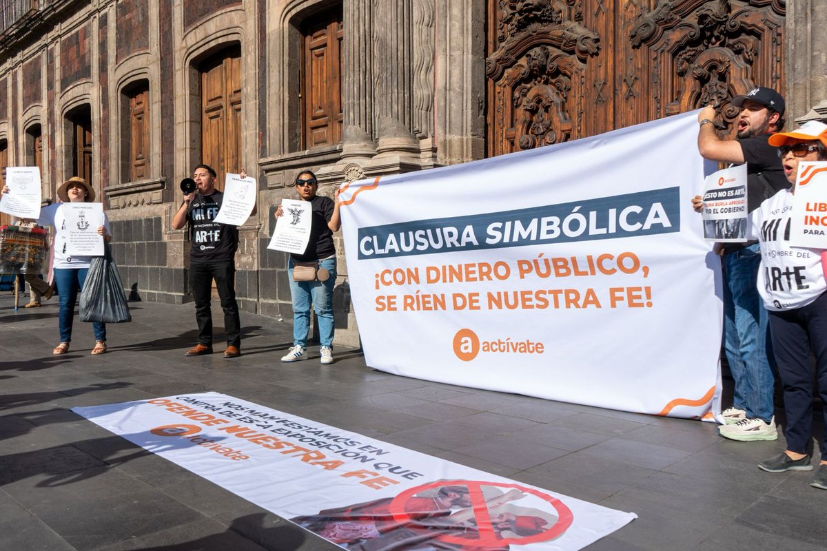 🚨 Hoy volvimos a clausurar simbólicamente la exposición blasfema, ahora reabierta en el Museo de la Ciudad por la Secretaría de Cultura de la CDMX.
❌ No vamos a permitir que el gobierno use nuestros impuestos para atacar la fe de millones de mexicanos.
