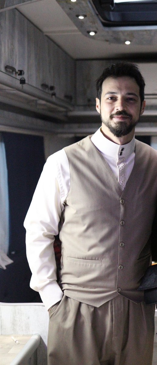 leoqueenyasmine's tweet photo. Yaaa Mert resmen Mert Toramanoğlu olmuş🥹🫂❤️ #MertYazıcıoğlu 
Toraman reis Mertonun ilham aldığı kişi diye duydum sette saksı olarak çalışan arkadaşımdan o yüzden böyle hafif etine dolgunmuş bu sıralar kesin bilgi yayalım🥹❤️🫂 #ToramanReis #MerTor #TorMer #TorCün #CünTor #PostunGerçekSahibiToramanReis