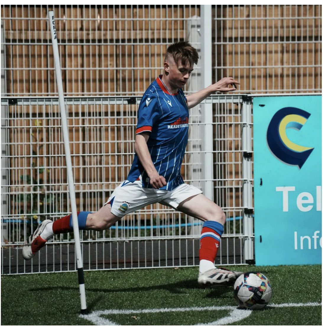 LongridgeDarren's tweet photo. The big lad in action for the swifts 🔴⚪️🔵⚽️ @JayLongridge https://t.co/F7N27IesUE