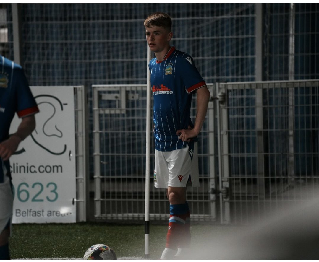 LongridgeDarren's tweet photo. The big lad in action for the swifts 🔴⚪️🔵⚽️ @JayLongridge https://t.co/F7N27IesUE