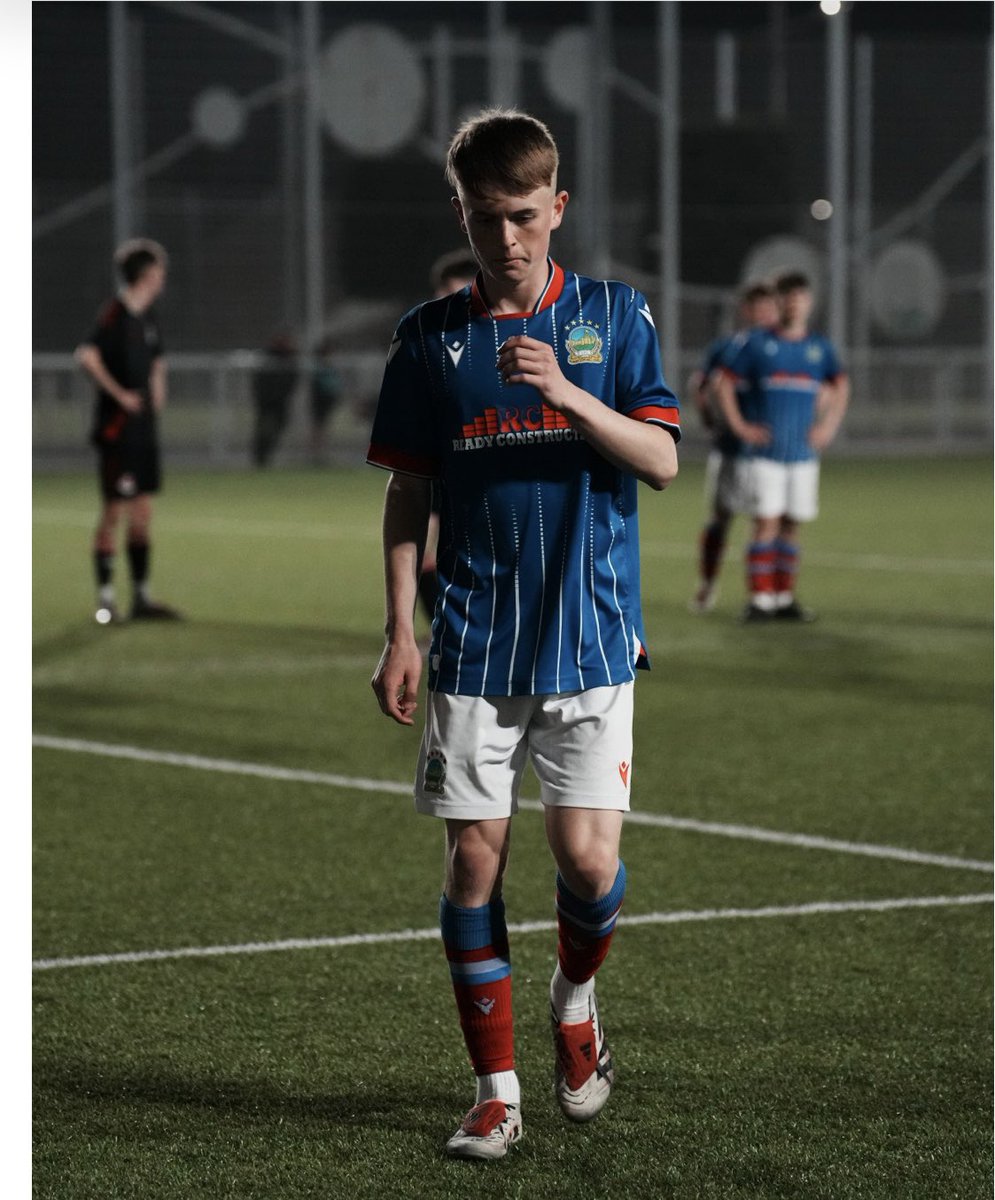 LongridgeDarren's tweet photo. The big lad in action for the swifts 🔴⚪️🔵⚽️ @JayLongridge https://t.co/F7N27IesUE