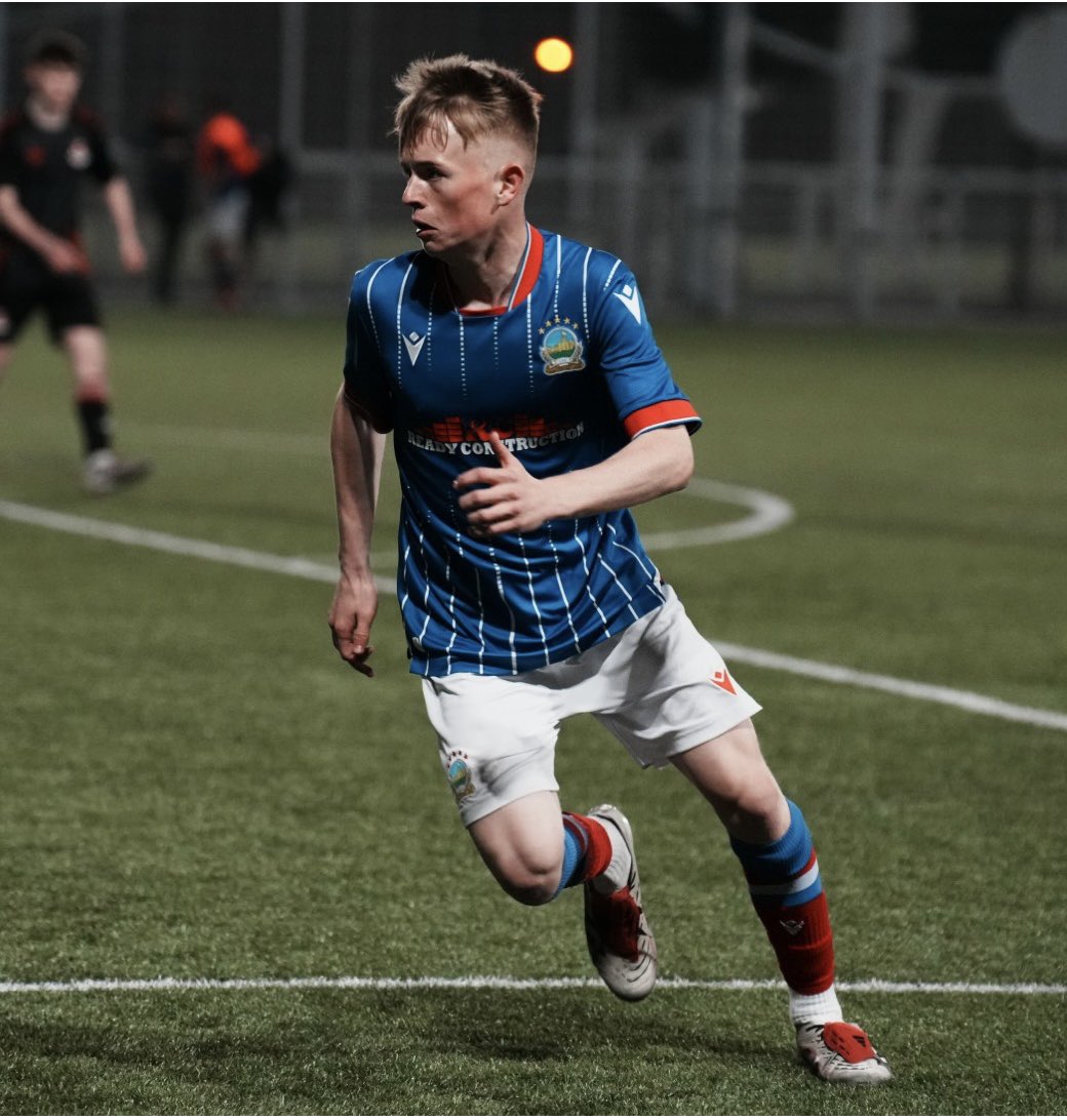 LongridgeDarren's tweet photo. The big lad in action for the swifts 🔴⚪️🔵⚽️ @JayLongridge https://t.co/F7N27IesUE
