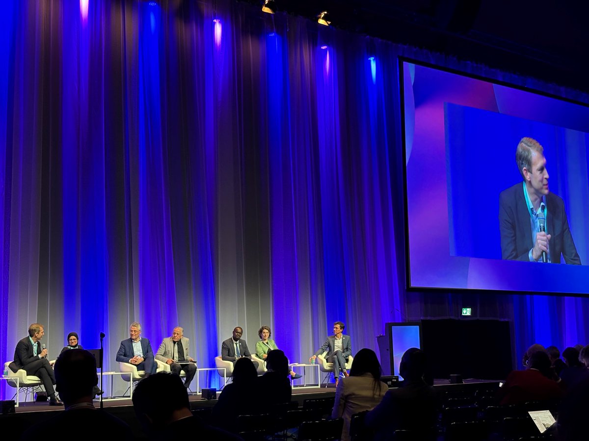 @YuguerosMarcosJ “The biggest challenge in antimicrobial resistance is the resistance of humans to change” – a key takeaway from the panellist discussion #AMR #GlobalHealth #PolicyChange. That concludes Day 1 of #ESCMIDGlobal 2025 – what is on your schedule for tomorrow?