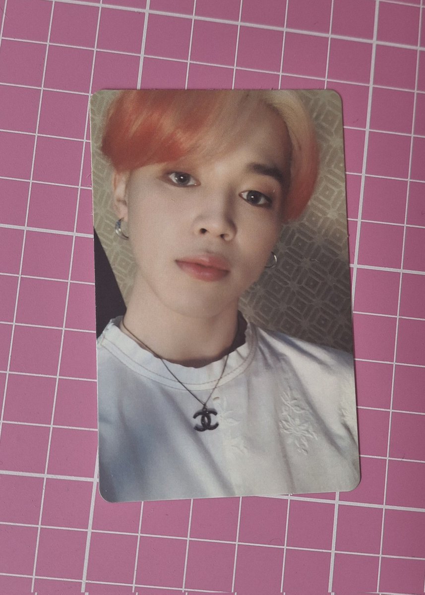 feedback super positivo p/<a href="/roseofsun_/">Zel</a> que me vendeu esse jimin persona 💕
o processo de compra foi muito tranquilo, o card chegou mega protegido e com adesivos super fofos de brinde!