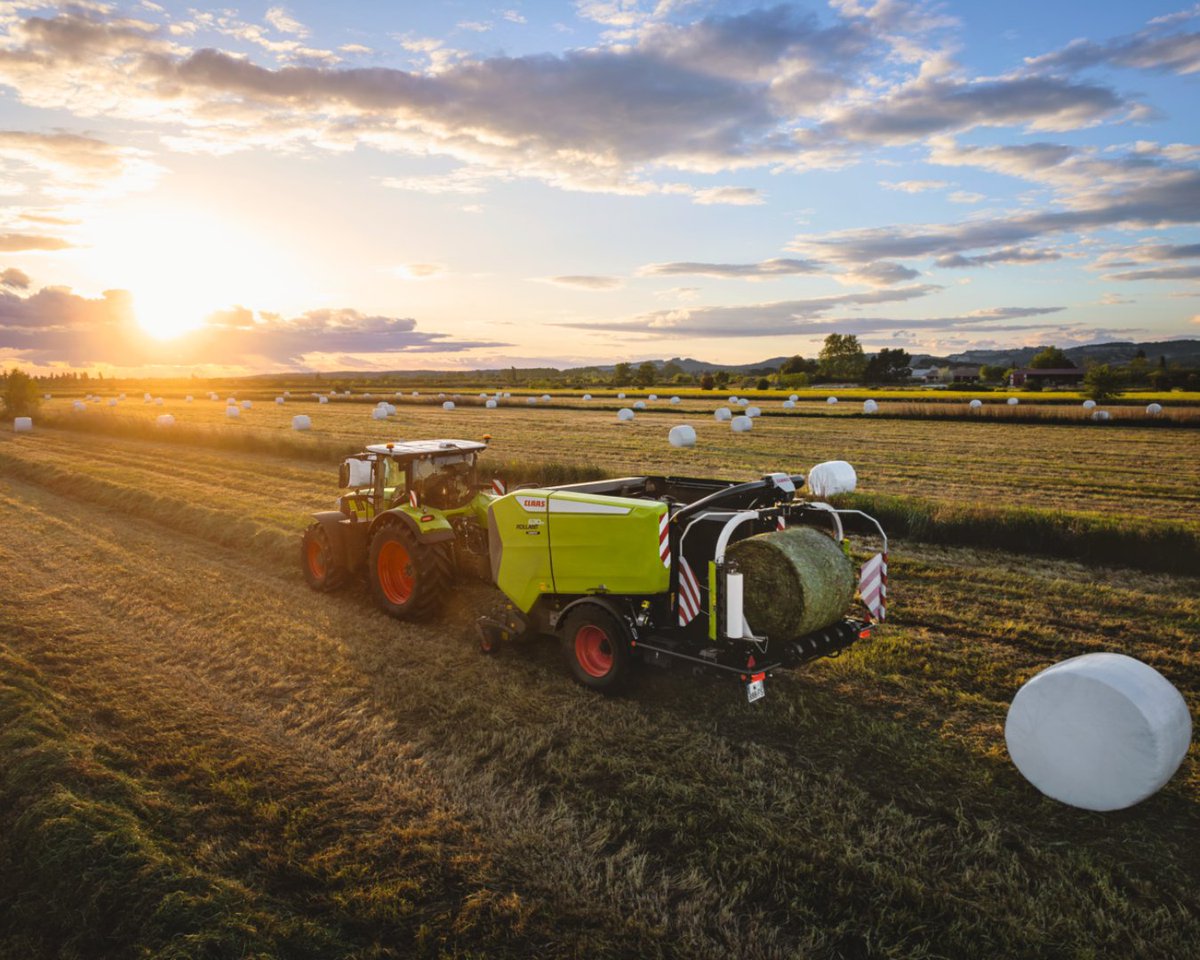CLAAS_UK's tweet photo. Another day, another field conquered. 💪🌄

The robust ROLLANT 630 RC UNIWRAP: Enhanced durability, faster processing, and better stability offer a clear advantage. 🏆

#claasuk #legendskeeprolling #claasrollant #baling https://t.co/Y58p5RBeC9