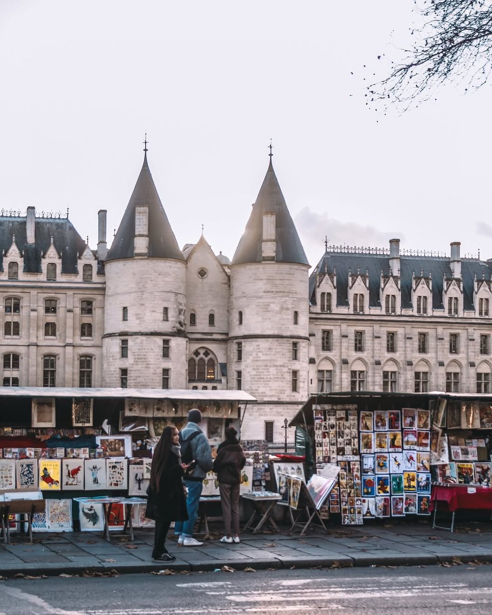 Con circa 3 km di bancarelle verdi allineate lungo la Senna e oltre 300.000 libri di seconda mano, spesso fuori catalogo, riviste rare, cartoline e vecchi manifesti pubblicitari, i bouquinistes di Parigi sono parte integrante del paesaggio urbano 📷

📷 julieaucontraire