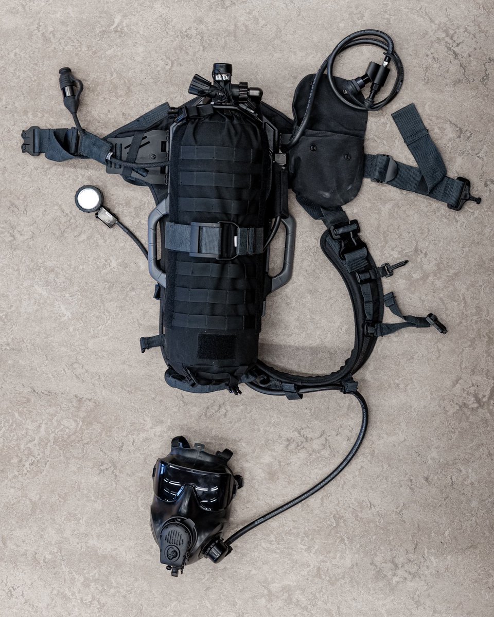 Skyddsmask FM54 Försvarsmaktens nya skyddsmask för enheter med särskilda behov. 

FM54 är en del av systemet andningsapparat CBRN. Det innebär att skyddsmasken går att kombinera med en filterfläkt, ett slutet luftsystem eller en kombinationen av dessa.

Foto:Olof Olsson/FM