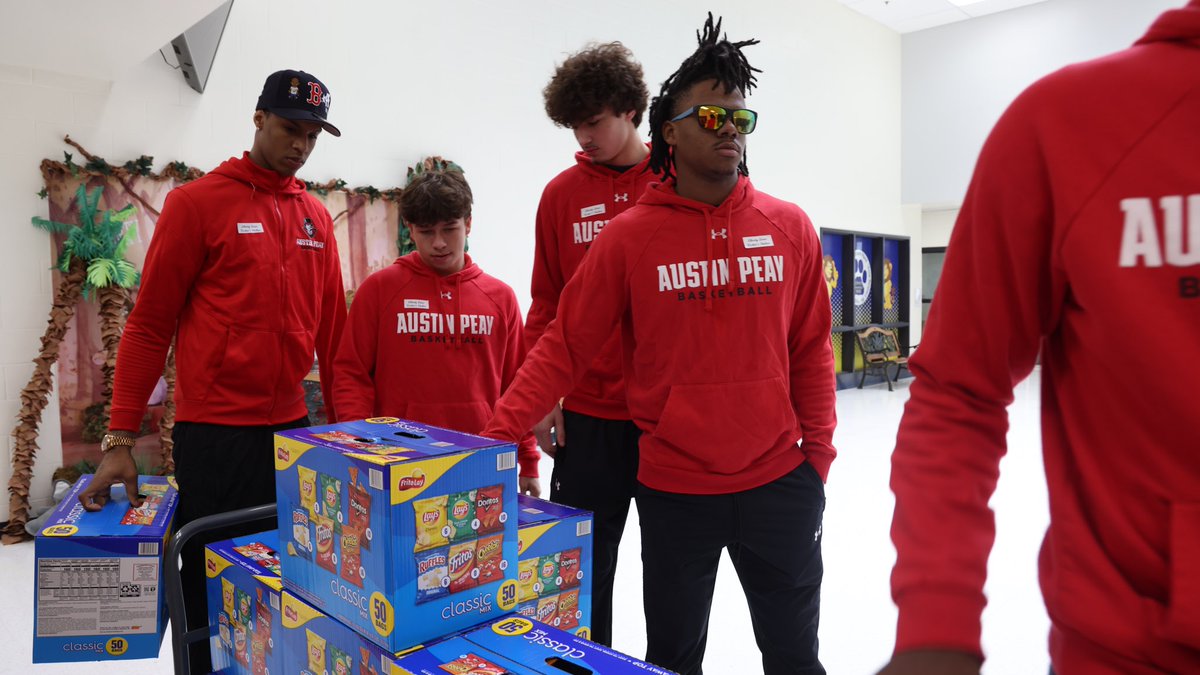 This morning, our guys visited Liberty Elementary to provide snacks to kids during their testing week!🎩🏀

#BleedRed | #LetsGoPeay