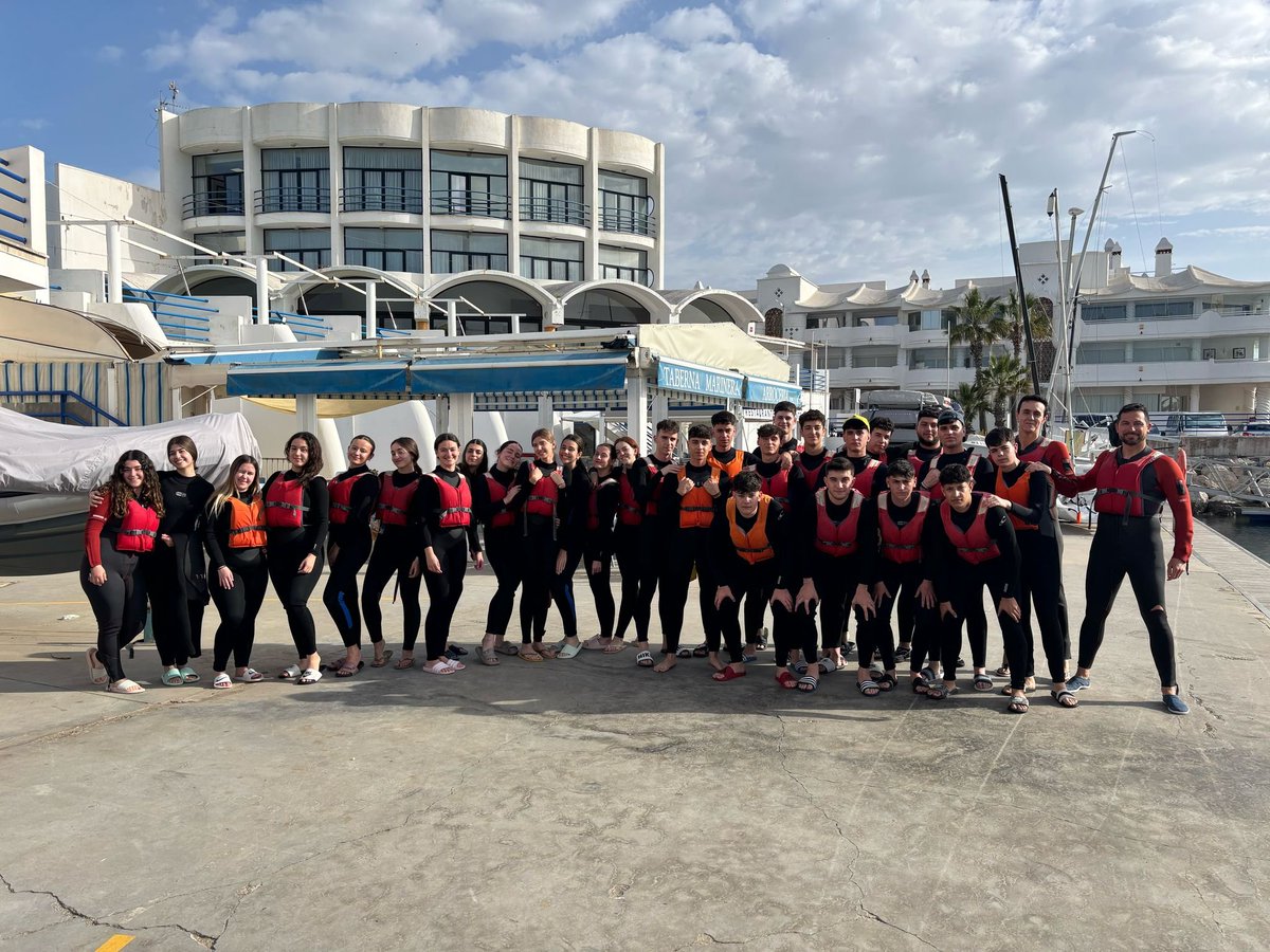 sierralasvillas's tweet photo. El alumnado de 2º de Bachillerato de la optativa AFSYS y 2º SMR ha disfrutado de una increíble jornada en Benalmádena, donde han realizado emocionantes actividades náuticas como bodyboard 🏄, vela ⛵ y paddle surf 🌊. https://t.co/qkf72DmFH7