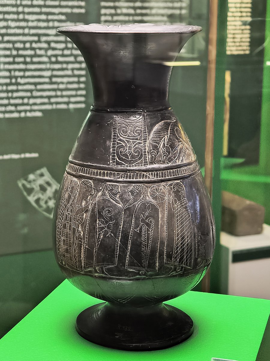 Allestita nel Museo Archeologico Nazionale Cerite, la mostra «Miti eroici per buccheri di prestigio» saluta il temporaneo ritorno dal Belgio di un’eccezionale brocca in bucchero istoriata, l’olpe di Bruxelles.

Ne parliamo su 𝐀𝐫𝐜𝐡𝐞𝐨 𝐝𝐢 𝐚𝐩𝐫𝐢𝐥𝐞!

<a href="/PactEtruschi/">PACT Parco Archeologico di Cerveteri e Tarquinia</a>