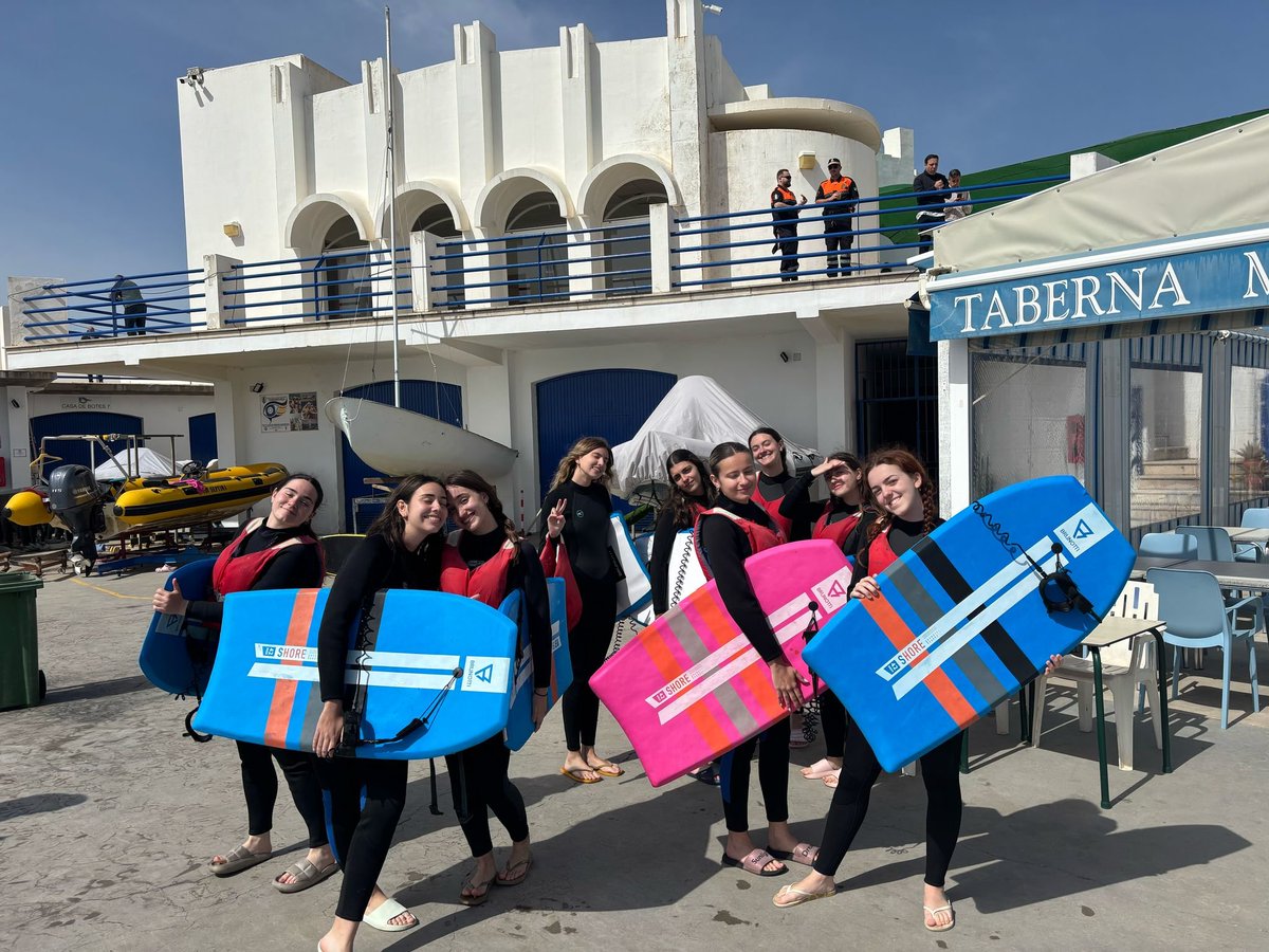 sierralasvillas's tweet photo. El alumnado de 2º de Bachillerato de la optativa AFSYS y 2º SMR ha disfrutado de una increíble jornada en Benalmádena, donde han realizado emocionantes actividades náuticas como bodyboard 🏄, vela ⛵ y paddle surf 🌊. https://t.co/qkf72DmFH7
